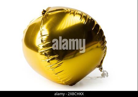 Glänzender goldener reflektierender Ballon isoliert auf weißem Studiohintergrund Stockfoto