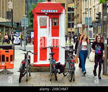 Glasgow, Schottland, Großbritannien. 24. Mai 2024: UK Weather: Sick tardis in der sauchiehall Street sieht aus wie Blut und Verbände. Trockener Tag Einheimische und Touristen in der Stadt gingen mittags ins Stadtzentrum. Credit Gerard Ferry/Alamy Live News Stockfoto