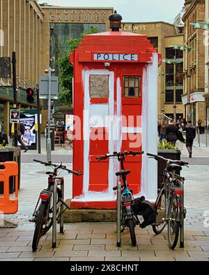 Glasgow, Schottland, Großbritannien. 24. Mai 2024: UK Weather: Sick tardis in der sauchiehall Street sieht aus wie Blut und Verbände. Trockener Tag Einheimische und Touristen in der Stadt gingen mittags ins Stadtzentrum. Credit Gerard Ferry/Alamy Live News Stockfoto