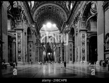 Petersdom im Inneren, Vatikanstadt, Rom Italien 1990 die päpstliche Basilika St. Peter im Vatikan (italienisch: Basilica Papale di San Pietro im Vaticano) oder einfach nur Petersdom (lateinisch: Basilica Sancti Petri) ist eine Kirche der italienischen Hochrenaissance in Vatikanstadt, einem unabhängigen Kleinstaat in Rom. Ursprünglich planten Papst Nikolaus V. und später Papst Julius II. Im 15. Jahrhundert den alten Petersdom zu ersetzen, der im 4. Jahrhundert von Kaiser Konstantin dem Großen erbaut wurde. Aufbau des PR Stockfoto