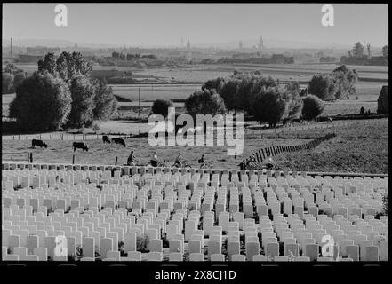 Tyne Cot CWGC Friedhof in Passchendaele, Belgien. Blick über das Schlachtfeld Passchendaele von 1917 in Richtung Ypern am Horizont. Passchendaele wird auch Passendale geschrieben. Die dritte Schlacht bei Ypern (deutsch: Dritte Flandernschlacht; französisch: Troisième Bataille des Flandres; Niederländisch: Derde Slag om Ieper), auch bekannt als Schlacht bei Passchendaele, war ein Feldzug der Alliierten gegen das Deutsche Reich. von Juli bis November 1917, als Teil der Kontrolle der Grate südlich und östlich der belgischen Stadt Ypern in Westflandern Stockfoto