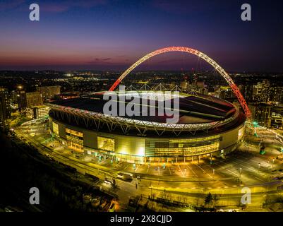 Wembley Stadium mit rot-weiß beleuchtetem Bogen zur Unterstützung der englischen Fußballmannschaft Stockfoto