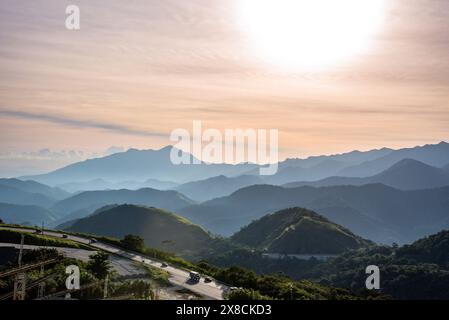 Sonnenuntergang über den Straßen und Bergen des Bundesstaates Rio de Janeiro - Brasilien Stockfoto