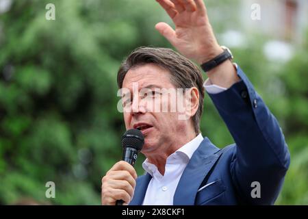 Aversa, Italien, 24. Mai 2024. Giuseppe Conte, Vorsitzender der Partei Movimento 5 Stelle, während eines politischen Treffens für die Europawahlen 2024 und für die Wahlen zum Bürgermeister von Aversa. Stockfoto