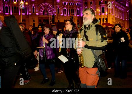 Mitglieder der Band während der 8M International Women Day Demonstration im Stadtzentrum entlang des Paseo del Prado in Madrid, Spanien, 8. März 2024 Stockfoto