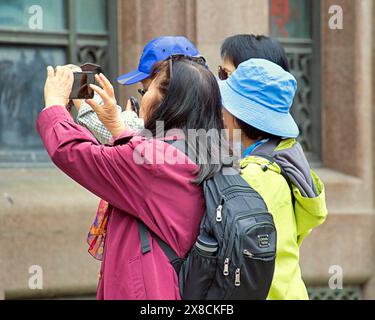 Glasgow, Schottland, Großbritannien. 24. Mai 2024: Chinesische Touristen machen Fotos. Wetter in Großbritannien: Trockener Tag Einheimische und Touristen in der Stadt fuhren mittags ins Stadtzentrum. Credit Gerard Ferry/Alamy Live News Stockfoto