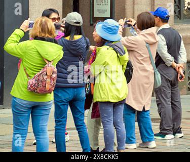 Glasgow, Schottland, Großbritannien. 24. Mai 2024: Chinesische Touristen machen Fotos. Wetter in Großbritannien: Trockener Tag Einheimische und Touristen in der Stadt fuhren mittags ins Stadtzentrum. Credit Gerard Ferry/Alamy Live News Stockfoto