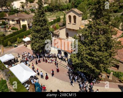 Aus der Vogelperspektive des Coca-Tanzes, beim Panellet-Festival in Marganell (Bages, Barcelona, Katalonien, Spanien) Stockfoto