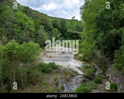 Luftaufnahme des Flusses Riera de Marganell, im Bereich der Bisbal-Quelle und des Bachbeckens (Bages, Barcelona, Katalonien, Spanien) Stockfoto