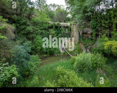 Luftaufnahme des Flusses Riera de Marganell, im Bereich der Bisbal-Quelle und des Bachbeckens (Bages, Barcelona, Katalonien, Spanien) Stockfoto