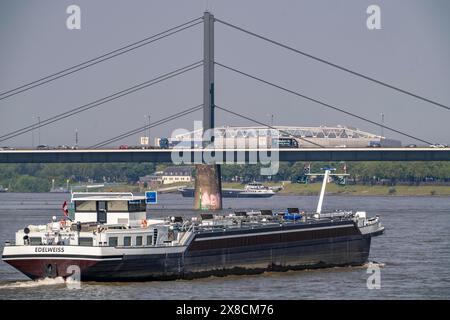 Der Rhein bei Düsseldorf, Frachtschiff, Theodor-Heuss-Brücke, im Hintergrund die Merkur Spiel Arena, Fußballstadion, NRW, Deutschland, Stockfoto