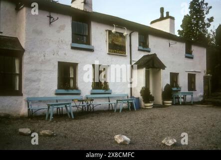 Archivfoto aus den 1970er Jahren des Britannia Publishauses in Elterwater im Lake District. Stockfoto