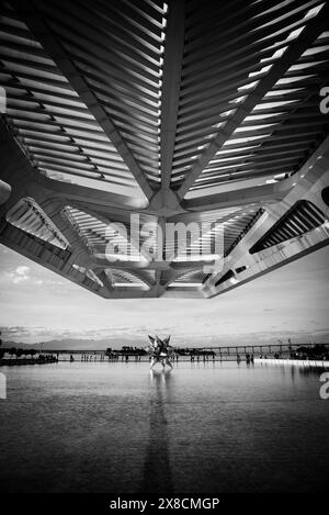 Die moderne Struktur des Museu do Amanhã und die gepuffte Star II Skulptur auf der Wasseroberfläche in Monochrom - Rio de Janeiro, Brasilien Stockfoto