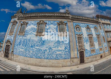 PORTO, PORTUGAL - 10. APRIL 2024: Igreja dos Carmelitas oder Igreja dos Carmelitas Descalcos, erbaut 1616–1628. Auf der linken Seite ist die Fassade überdacht Stockfoto