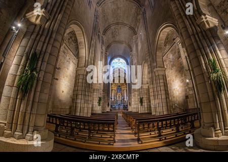 PORTO, PORTUGAL - 12. APRIL 2024: Inneres der Kathedrale von Porto (Sé do Porto). Baubeginn am 12. Jahrhundert (Kathedrale), 6. Jahrhundert (Kreuzgang) Stockfoto