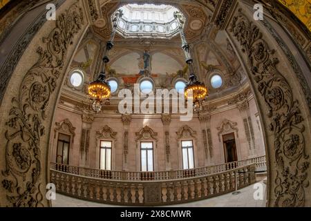 PORTO, PORTUGAL - 10. APRIL 2024: Innenraum des Börsenpalastes (Palacio da Bolsa). Wurde 1834 von der Handelsgesellschaft der Stadt erbaut Stockfoto