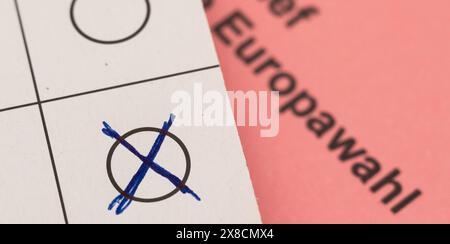 Rottweil, Deutschland. Mai 2024. Ein Stimmzettel und ein Stimmzettel für die Briefwahl bei den Europawahlen 2024 liegen auf einem Schreibtisch. Quelle: Silas Stein/dpa/Alamy Live News Stockfoto