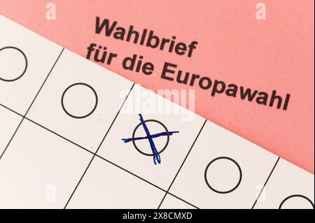 Rottweil, Deutschland. Mai 2024. Ein Stimmzettel und ein Stimmzettel für die Briefwahl bei den Europawahlen 2024 liegen auf einem Schreibtisch. Quelle: Silas Stein/dpa/Alamy Live News Stockfoto