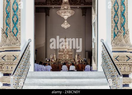 Bangkok, Thailand - 22. Mai 2024 - Thailändische Frauen tragen weiße Kleidung und machen Meditation. Buddha-Mönche beten im Kloster von Samphanthawon Stockfoto