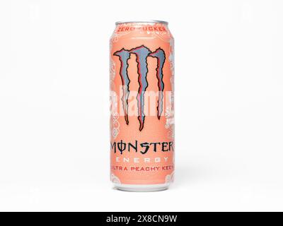 Monster Energy Ultra Peachy Keen Getränk. Das zuckerfreie Energy Drink befindet sich in einer Orangendose mit silberner Klaue. Der Pfirsichgeschmack ist ohne Kalorien erhältlich. Stockfoto