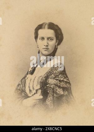 Antike handgetönte Visite-Fotografie um 1866, die Prinzessin Alexandra (1844-1925). Alexandra von Dänemark war Königin des Vereinigten Königreichs und der britischen Dominionen und Kaiserin von Indien als Ehefrau von Eduard VII. QUELLE: ORIGINAL CDV Stockfoto