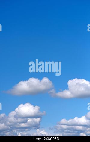 Kleine weiche Cumulus-Wolken am blauen Himmel Stockfoto