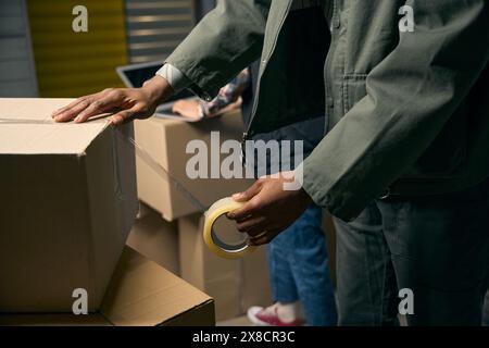 Team von Lagerarbeitern, die Fracht für den Versand vorbereiten Stockfoto
