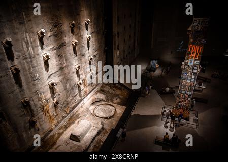 Hochwinkelblick auf die Haupthalle des National September 11 Memorial, mit der letzten Säule des World Trade Center im Zentrum Stockfoto
