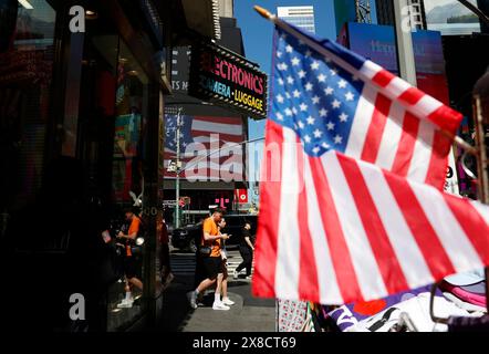 New York, Usa. Mai 2024. Amerikanische Flaggen werden am Freitag des Memorial Day-Wochenendes in New York City am Times Square am Freitag, den 24. Mai 2024, angebracht. Die 36. Jährliche Feier in der Stadt feiert diejenigen, die dienen, und bietet den Menschen die Möglichkeit, US-Seeleute, Marines und Küstenwache zu treffen. Foto: John Angelillo/UPI Credit: UPI/Alamy Live News Stockfoto