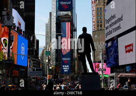 New York, Usa. Mai 2024. Amerikanische Flaggen werden am Freitag des Memorial Day-Wochenendes in New York City am Times Square am Freitag, den 24. Mai 2024, angebracht. Die 36. Jährliche Feier in der Stadt feiert diejenigen, die dienen, und bietet den Menschen die Möglichkeit, US-Seeleute, Marines und Küstenwache zu treffen. Foto: John Angelillo/UPI Credit: UPI/Alamy Live News Stockfoto