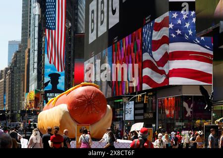 New York, Usa. Mai 2024. Amerikanische Flaggen werden am Freitag des Memorial Day-Wochenendes in New York City am Times Square am Freitag, den 24. Mai 2024, angebracht. Die 36. Jährliche Feier in der Stadt feiert diejenigen, die dienen, und bietet den Menschen die Möglichkeit, US-Seeleute, Marines und Küstenwache zu treffen. Foto: John Angelillo/UPI Credit: UPI/Alamy Live News Stockfoto