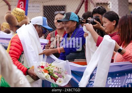 Kathmandu, Nepal. Mai 2024. Der legendäre Bergsteiger Kami Rita Sherpa trifft ein, nachdem er zum 30. Mal den Mount Everest bestiegen hat und den Weltrekord der meisten Aufstiege auf dem höchsten Gipfel der Welt am Tribhuvan International Airport führt. Kami Rita Sherpa, einer der größten Bergführer, erreichte den 8.849-Meter-Gipfel am Mittwoch, den 22. Mai 2024, um 032 UHR Ortszeit, laut dem Expeditionsveranstalter Seven Summits Treks. (Foto: Prabin Ranabhat/SOPA Images/SIPA USA) Credit: SIPA USA/Alamy Live News Stockfoto