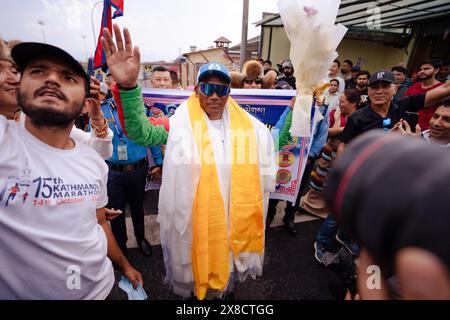 Kathmandu, Nepal. Mai 2024. Der legendäre Bergsteiger Kami Rita Sherpa winkt den Menschen zu, als er nach dem 30. Mal den Mount Everest erklimmt und den Weltrekord der meisten Aufstiege auf dem weltweit höchsten Gipfel des Mount Everest am Tribhuvan International Airport führt. Kami Rita Sherpa, einer der größten Bergführer, erreichte den 8.849-Meter-Gipfel am Mittwoch, den 22. Mai 2024, um 032 UHR Ortszeit, laut dem Expeditionsveranstalter Seven Summits Treks. (Foto: Prabin Ranabhat/SOPA Images/SIPA USA) Credit: SIPA USA/Alamy Live News Stockfoto