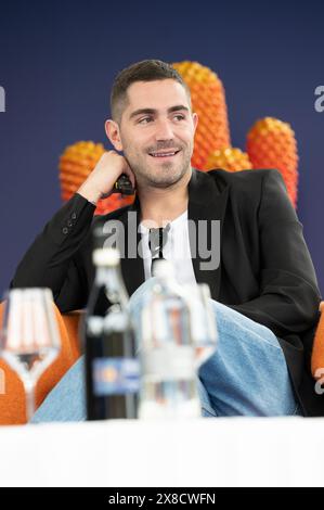 Dogliani, Italien, 24. Mai 2024. Der italienische Schauspieler, Fernsehmoderator, Schriftsteller und Kommentator Tommaso Zorzi auf der Bühne während der dreizehnten Ausgabe des Dogliani Festival della TV. Quelle: Luca Prestia / Alamy Live News Stockfoto