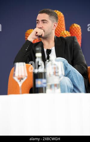Dogliani, Italien, 24. Mai 2024. Der italienische Schauspieler, Fernsehmoderator, Schriftsteller und Kommentator Tommaso Zorzi auf der Bühne während der dreizehnten Ausgabe des Dogliani Festival della TV. Quelle: Luca Prestia / Alamy Live News Stockfoto