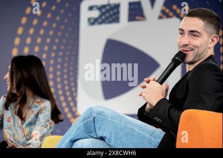 Dogliani, Italien, 24. Mai 2024. Der italienische Schauspieler, Fernsehmoderator, Schriftsteller und Kommentator Tommaso Zorzi auf der Bühne während der dreizehnten Ausgabe des Dogliani Festival della TV. Quelle: Luca Prestia / Alamy Live News Stockfoto