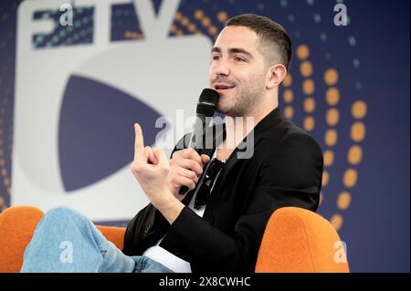 Dogliani, Italien, 24. Mai 2024. Der italienische Schauspieler, Fernsehmoderator, Schriftsteller und Kommentator Tommaso Zorzi auf der Bühne während der dreizehnten Ausgabe des Dogliani Festival della TV. Quelle: Luca Prestia / Alamy Live News Stockfoto