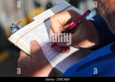 Bristol, Großbritannien, 24. Mai 2024. Eine allgemeine Ansicht, wie ein Fan das Spiel während des Spiels der Vitality County Championship zwischen Gloucestershire und Derbyshire erzielt. Quelle: Robbie Stephenson/Gloucestershire Cricket/Alamy Live News Stockfoto