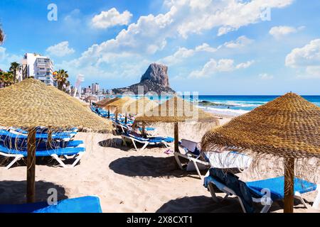 Blick auf das Mittelmeer mit Sandstrand, den berühmten Rock Penon de Ifach in Calp, Provinz Alicante, Valencianische Gemeinschaft, Spanien Stockfoto