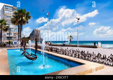 Promenade des Mittelmeers mit Sandstrand, berühmter Rock Penon de Ifach in Calp, Provinz Alicante, Valencianische Gemeinschaft, Spanien Stockfoto