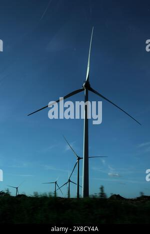 Reihe von Windturbinen vor blauem Himmel, Strom, erneuerbare Energien Stockfoto