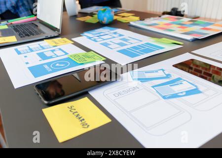 Das Entwicklungsteam für mobile Anwendungen untersucht und entwirft ein ux-ui-System zur Anzeige und Farbgebung in Anwendungen auf dem Smartphone, um effizient und effizient zu arbeiten Stockfoto