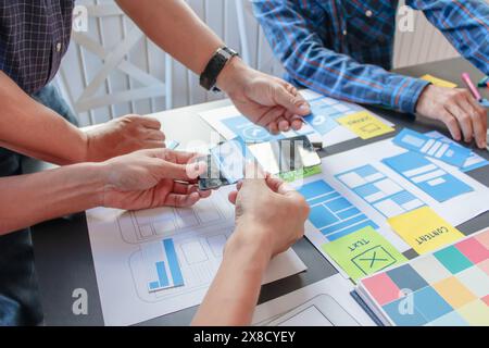 Das Entwicklungsteam für mobile Anwendungen untersucht und entwirft ein ux-ui-System zur Anzeige und Farbgebung in Anwendungen auf dem Smartphone, um effizient und effizient zu arbeiten Stockfoto