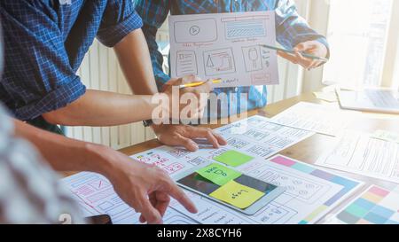 Das Entwicklungsteam für mobile Anwendungen untersucht und entwirft ein ux-ui-System zur Anzeige und Farbgebung in Anwendungen auf dem Smartphone, um effizient und effizient zu arbeiten Stockfoto