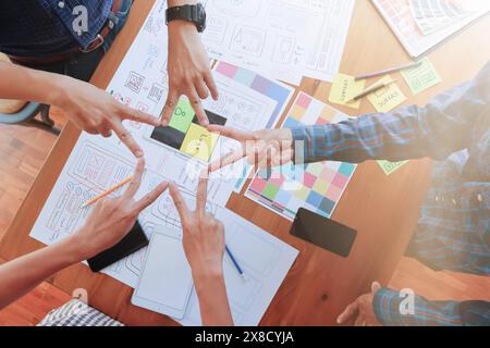 Das Entwicklungsteam für mobile Anwendungen untersucht und entwirft ein ux-ui-System zur Anzeige und Farbgebung in Anwendungen auf dem Smartphone, um effizient und effizient zu arbeiten Stockfoto