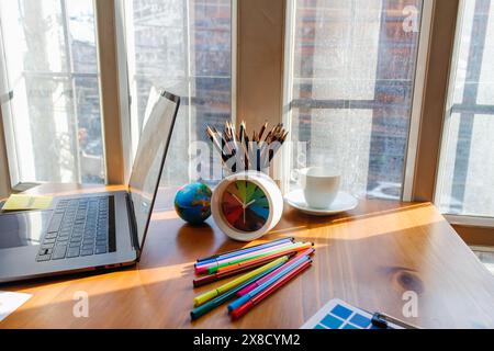 Das Entwicklungsteam für mobile Anwendungen untersucht und entwirft ein ux-ui-System zur Anzeige und Farbgebung in Anwendungen auf dem Smartphone, um effizient und effizient zu arbeiten Stockfoto