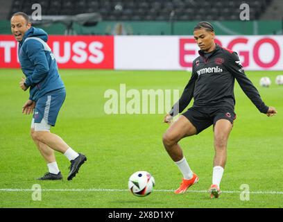Berlin, Deutschland. Mai 2024. Fußball: Vor dem Finale des DFB-Pokals, 1. FC Kaiserslautern - Bayer 04 Leverkusen. Amine Adli (r) von Leverkusen tritt den Ball weg. Links ruft der Assistenztrainer Sebastian Parrilla. Hinweis: Soeren Stache/dpa – WICHTIGER HINWEIS: gemäß den Vorschriften der DFL Deutscher Fußball-Liga und des DFB Deutscher Fußball-Bundes ist es verboten, im Stadion und/oder des Spiels aufgenommene Fotografien in Form von sequenziellen Bildern und/oder videoähnlichen Fotoserien zu verwenden oder zu nutzen./dpa/Alamy Live News Stockfoto