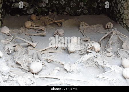 Antike Skelette in Bootsschuppen, archäologische Stätte Herculaneum, Ercolano, Kampanien, Italien Stockfoto