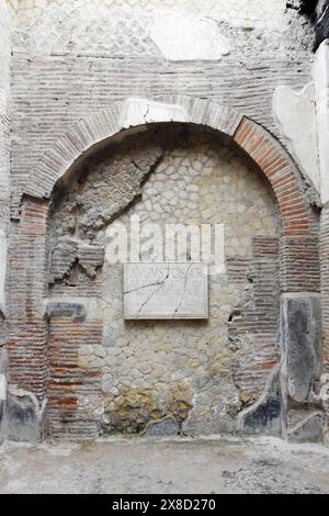 Marmortafel, die Augustus an der Wand in Arch gewidmet ist, archäologische Stätte Herculaneum, Ercolano, Kampanien, Italien Stockfoto