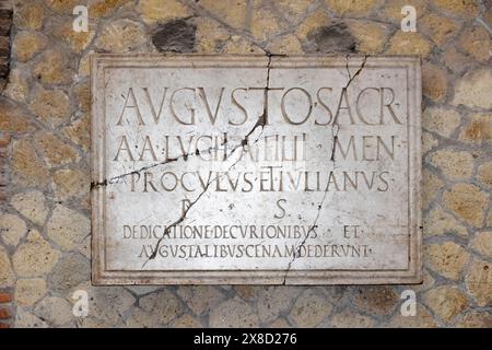 Marmortafel, die Augustus an der Wand in Arch gewidmet ist, archäologische Stätte Herculaneum, Ercolano, Kampanien, Italien Stockfoto